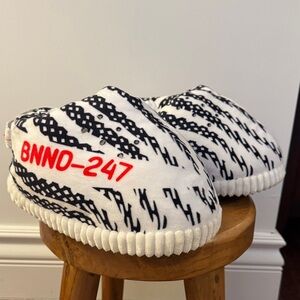 BNNO-247 Black and White Slippers